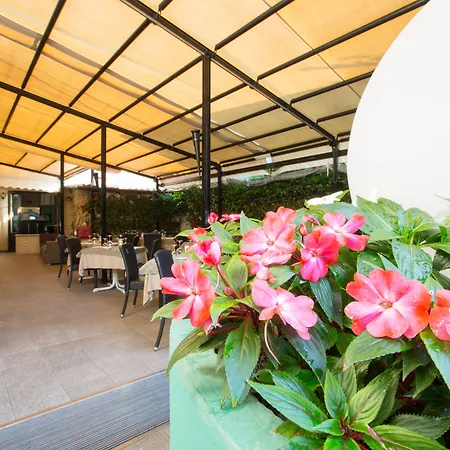 Giardino فندق تْشيرنوبيو